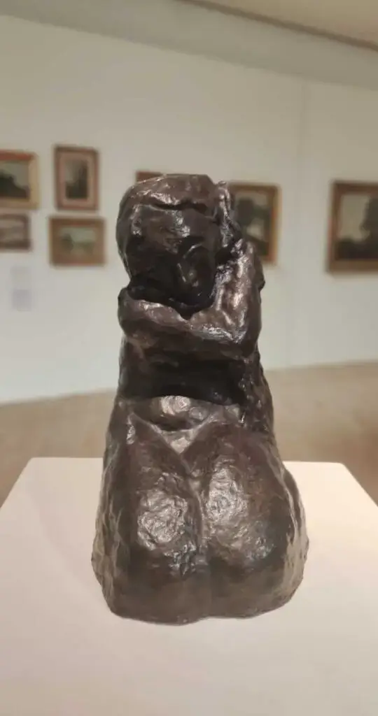 mujer arreglandose el cabello