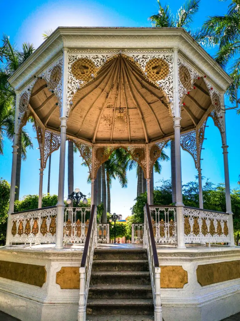 Río, historia y arquitectura colonial de El Fuerte, Sinaloa, uno de los Pueblos Mágicos del noroeste de México.