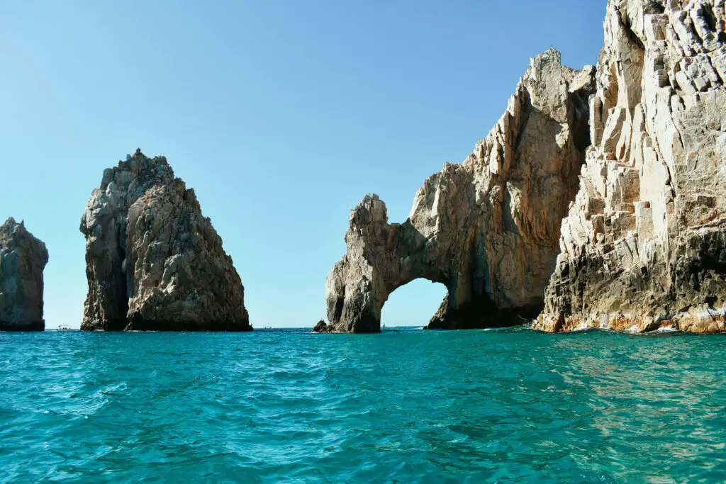 El Arco de Cabo San Lucas, formación rocosa icónica en la punta de Baja California Sur.
