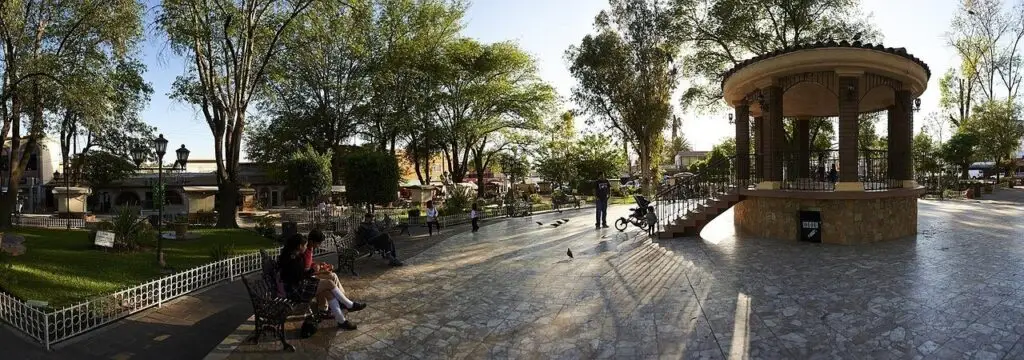 Centro histórico de Tecate, Pueblo Mágico rodeado de montañas en Baja California.