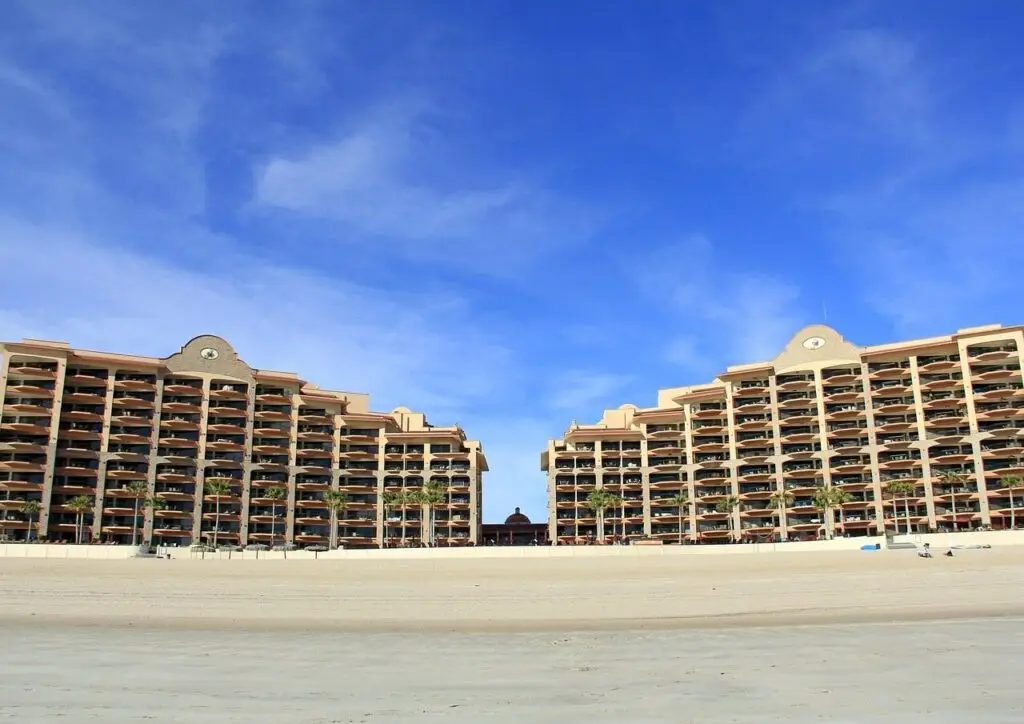 Dunas de arena, hoteles y playas tranquilas de Puerto Peñasco, Sonora, en el desierto de Altar.
