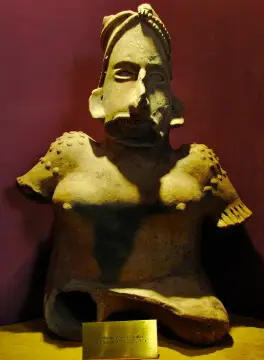 Escultura prehispánica exhibida en museo, asociada a la tradición cultural del occidente de México.