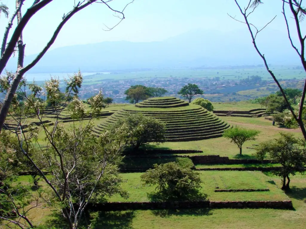 Pirámide circular de los Guachimontones vista desde un punto elevado, con terrazas concéntricas y el valle de Teuchitlán al fondo, Jalisco