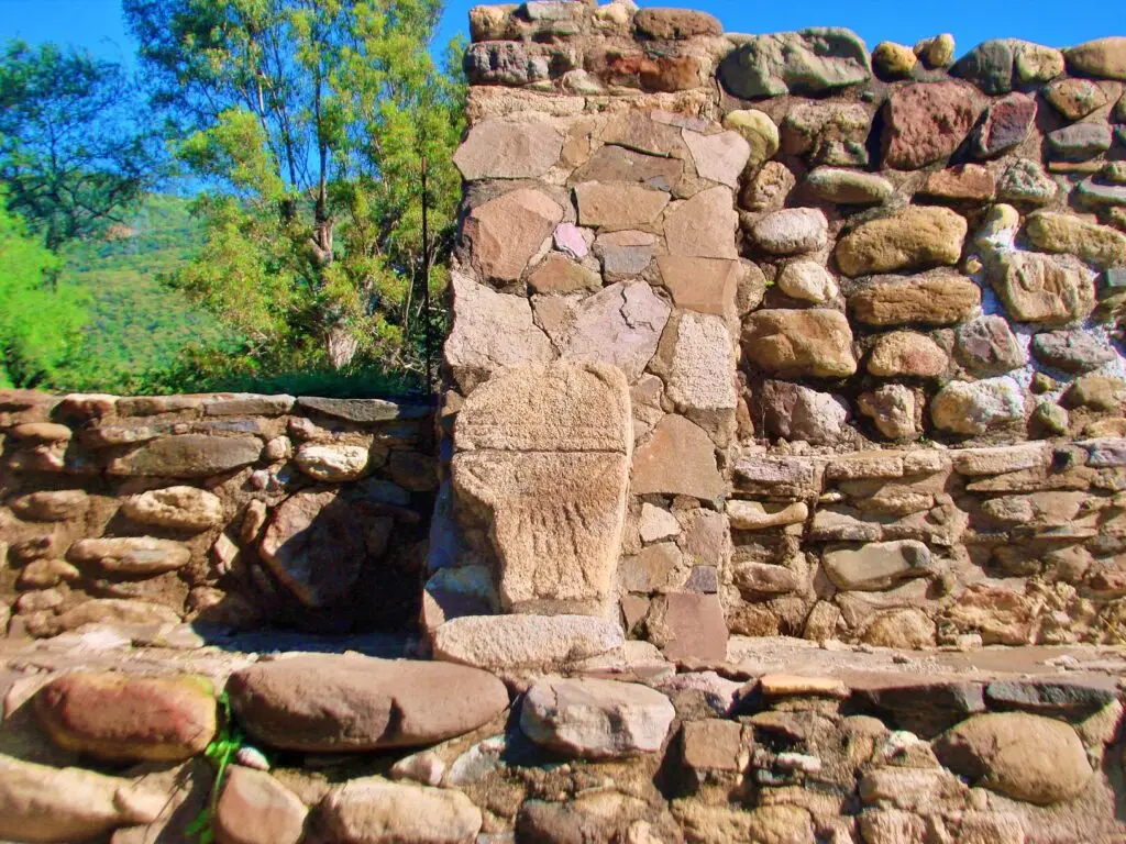 Detalle constructivo de muro de piedra con vano central en el Edificio de los Relieves    en Los Toriles, Nayarit