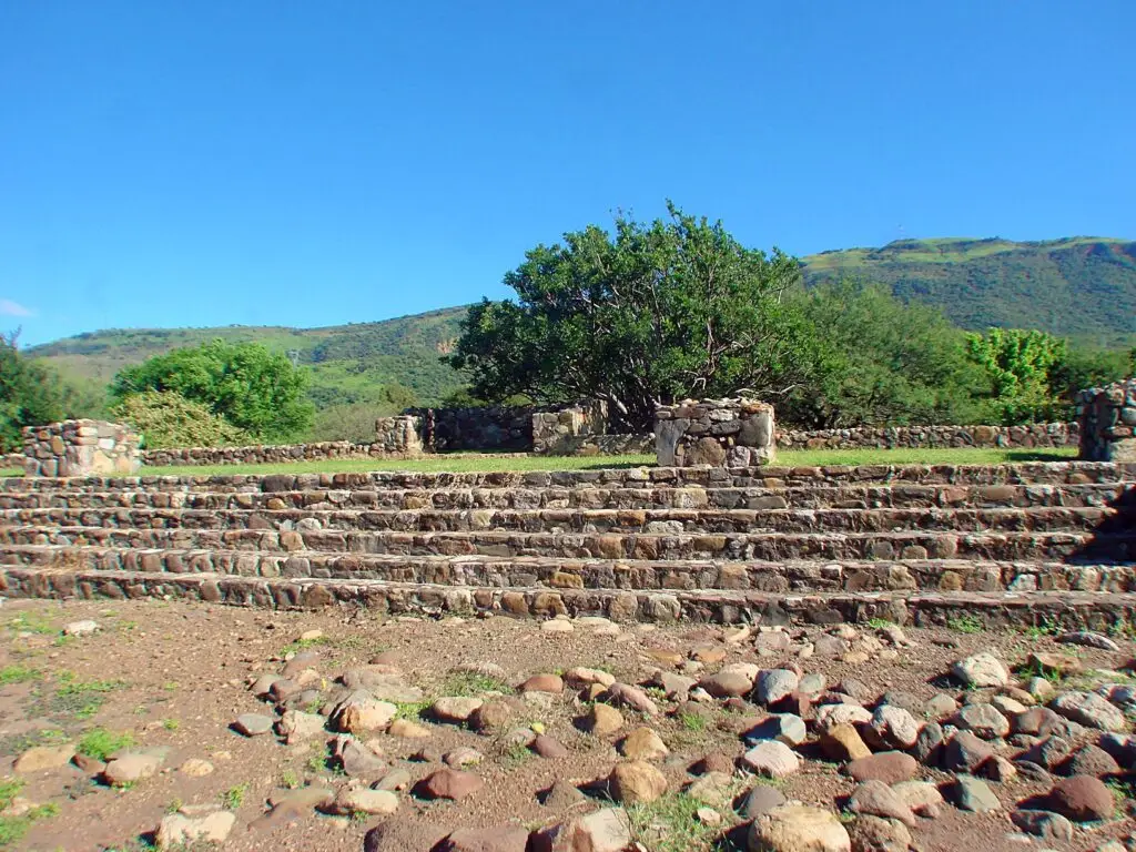 Detalle constructivo de muro de piedra con vano central en Los Toriles, Nayarit