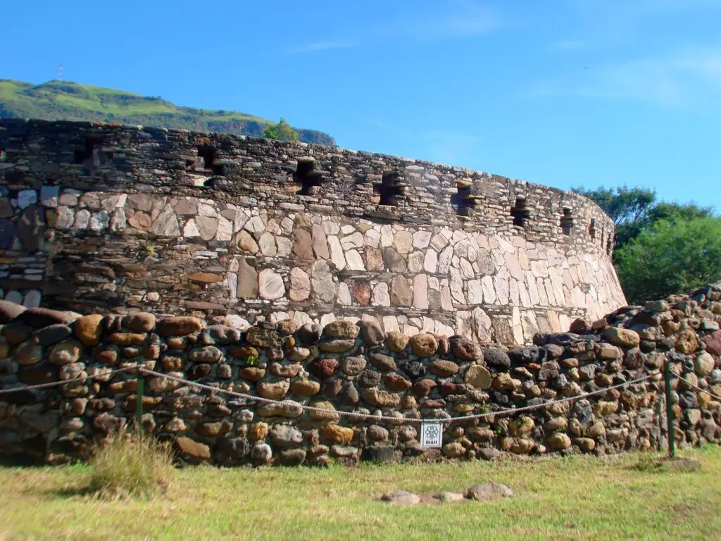 Detalle de muralla circular con vanos defensivos en el sitio arqueológico de Los Toriles, Nayarit.