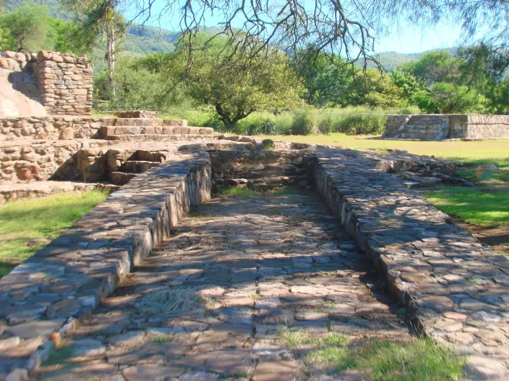 Acceso de piedra asociada a espacios rituales en Los Toriles, Nayarit.