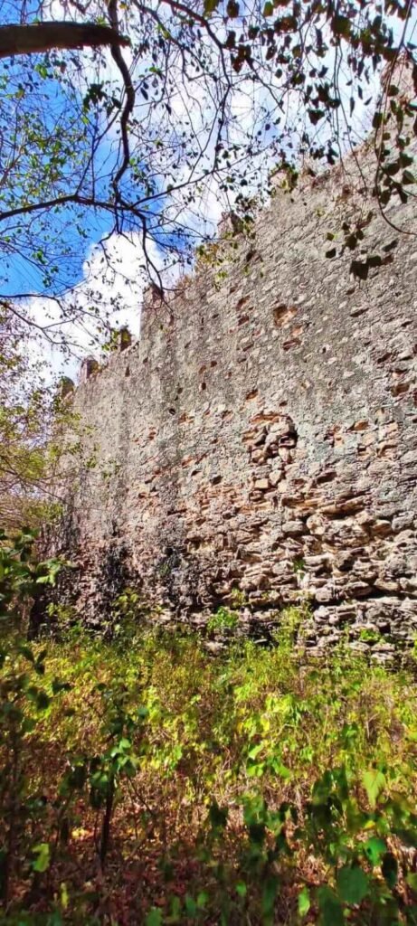 Muro de piedra almenado en las ruinas de Boca Iglesia.