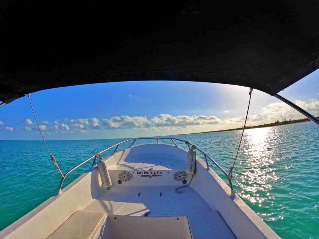 Vista desde la proa de la lancha navegando en aguas turquesa rumbo a Cabo Catoche.