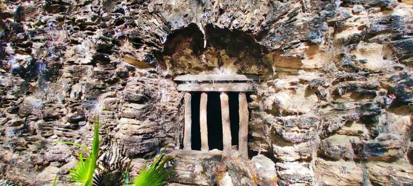 Ventana de un muro exterior de las ruinas de Boca Iglesia.