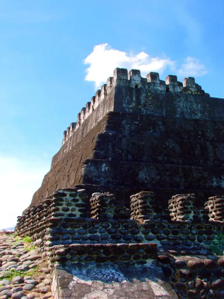 Pirámide principal de Cempoala vista en contrapicada, con almenas de piedra contra el cielo azul