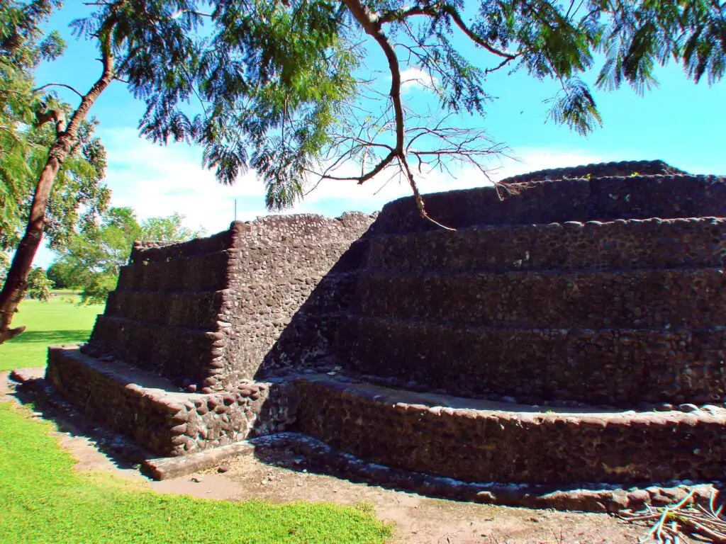 Basamento de Cempoala con talud y basamento semicircular escalonado