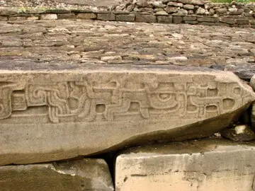 Relieve tallado en piedra con motivos rituales en la zona arqueológica de El Tajín, Veracruz.