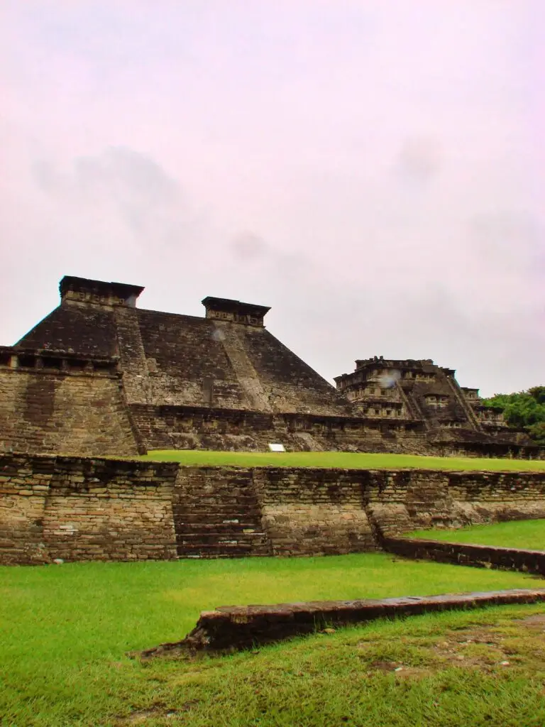 Conjunto arquitectónico ceremonial de El Tajín con basamentos escalonados y plazas verdes.