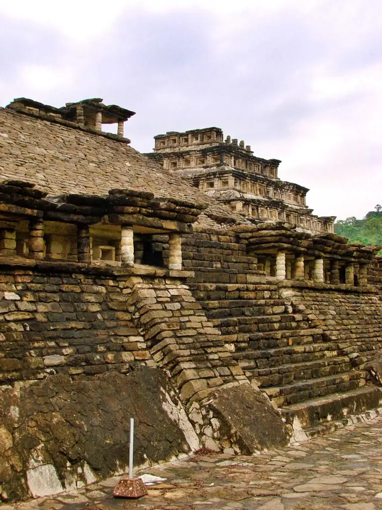 Estructuras monumentales de El Tajín con muros de piedra y nichos característicos de la cultura totonaca.