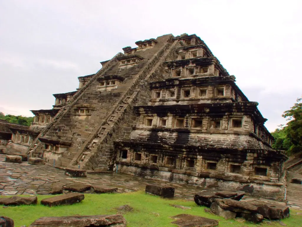 Pirámide de los Nichos en El Tajín, estructura emblemática con niveles escalonados y nichos ceremoniales.