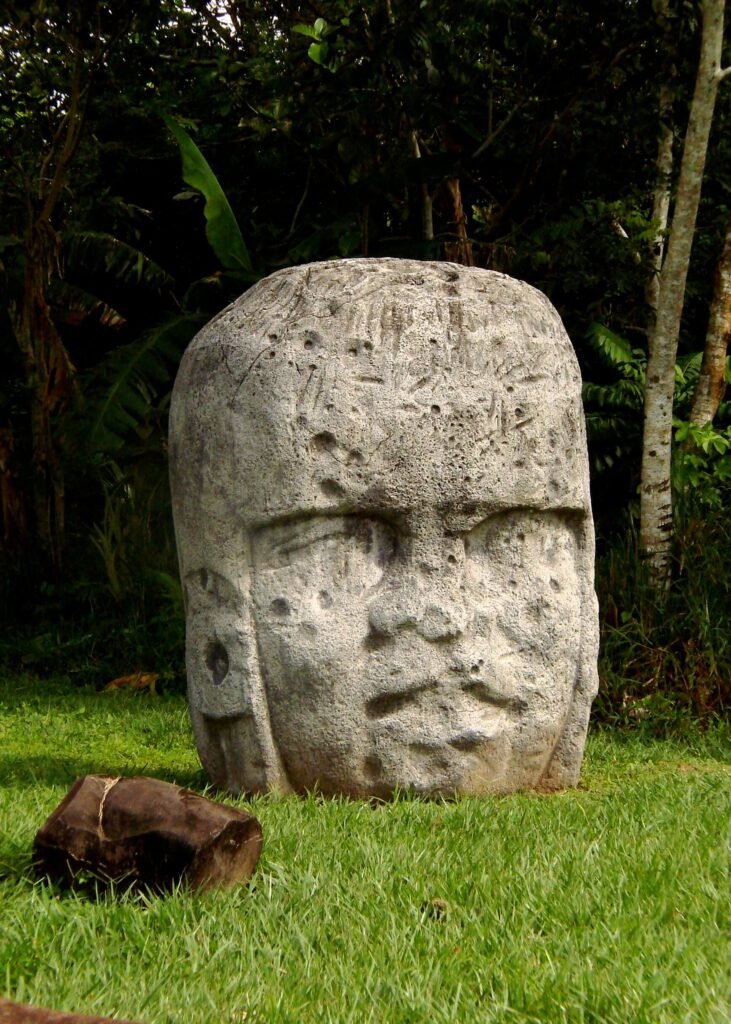 Cabeza colosal olmeca en la zona arqueológica de La Venta, Tabasco
