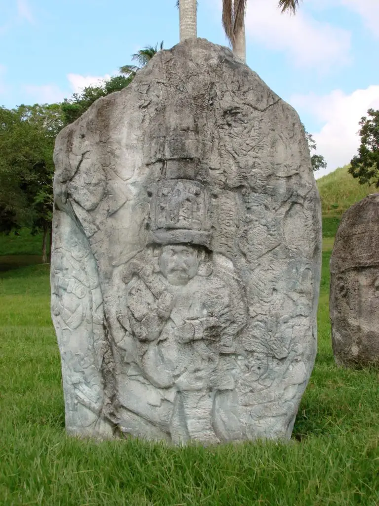Estela olmeca con relieves tallados en la zona arqueológica de La Venta.