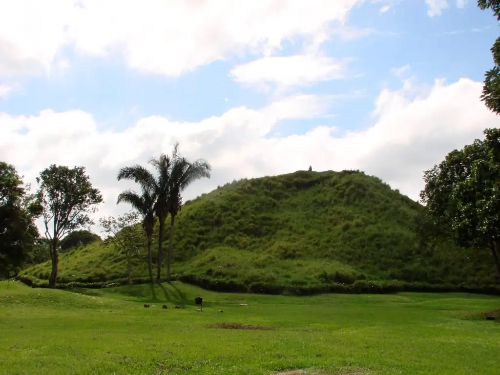 Templo principal cubierto de vegetación en La Venta, Tabasco