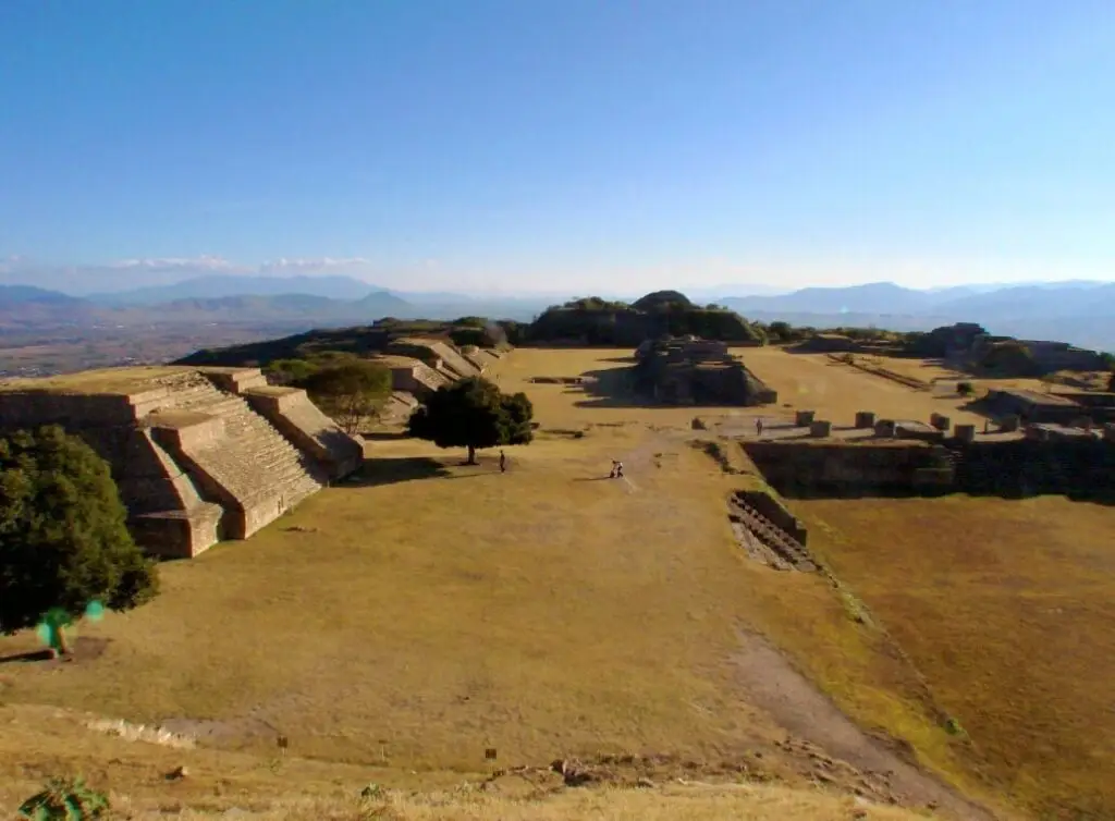 Plaza principal de Monte Albán con edificios ceremoniales y explanada central, vista desde un punto elevado.