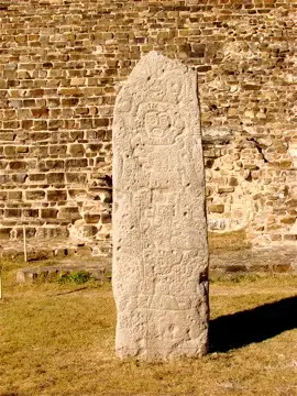 Estela de piedra tallada con relieves zapotecos en la zona arqueológica de Monte Albán.