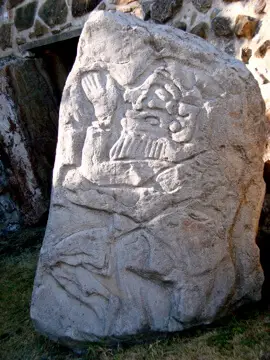 Relieve zapoteco tallado en piedra parte de los denominados danzantes, Monte Albán, Oaxaca.