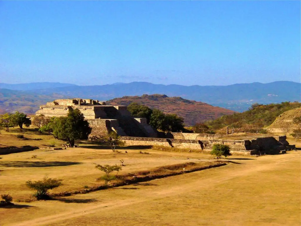 Vista panorámica de Monte Albán con plazas y plataformas ceremoniales sobre la cima de la sierra de Oaxaca.