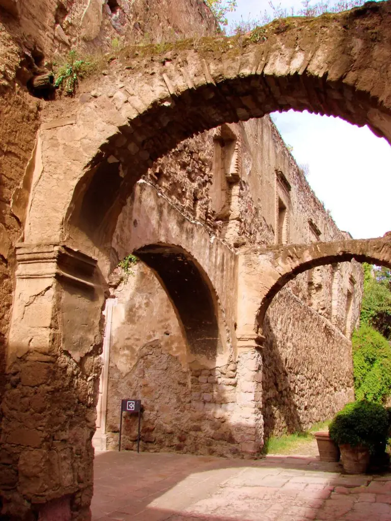 Arcos y muros del antiguo Convento de San Francisco, sede del Museo Rafael Coronel en Zacatecas.