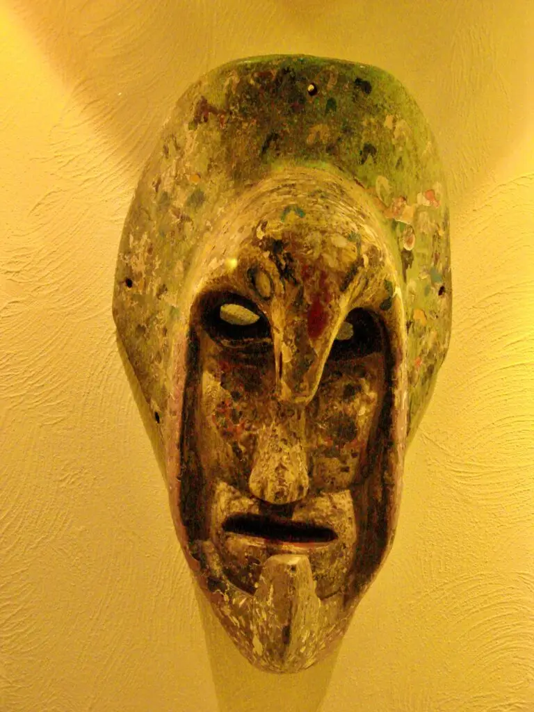 Máscara antigua de expresión severa perteneciente a la colección del Museo Rafael Coronel.
