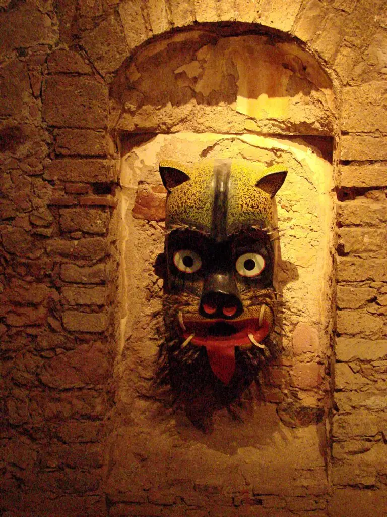 Figuras demoníacas y grotescas del acervo de máscaras tradicionales del Museo Rafael Coronel.