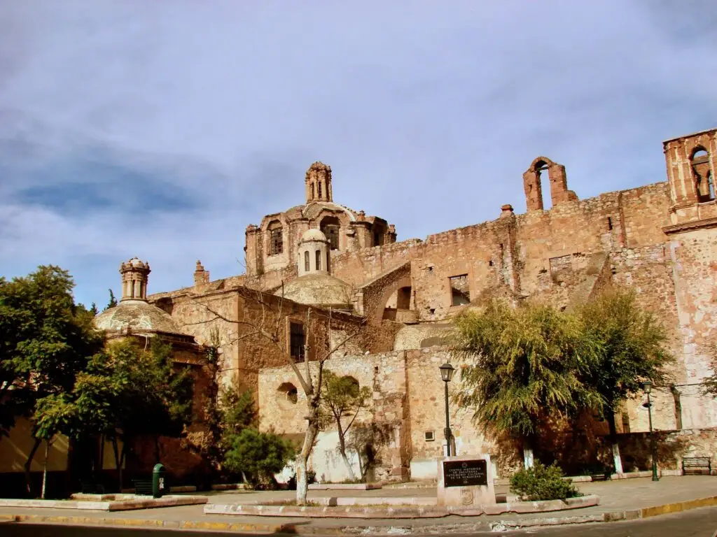 Fachada del antiguo convento que alberga el Museo Rafael Coronel en Zacatecas.