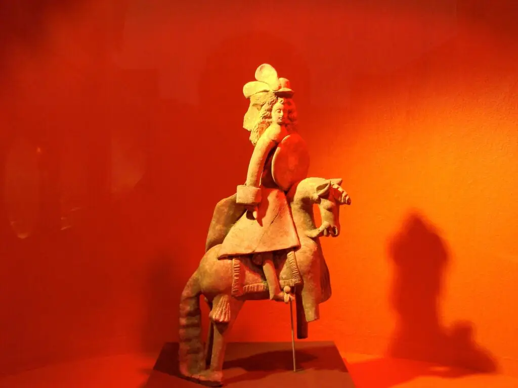 Escultura policromada de personaje montado a caballo exhibida en el Museo Rafael Coronel