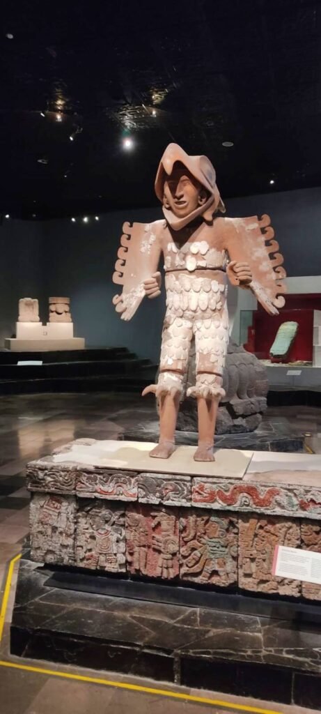 Escultura en arcilla de un Guerrero águila mexica.