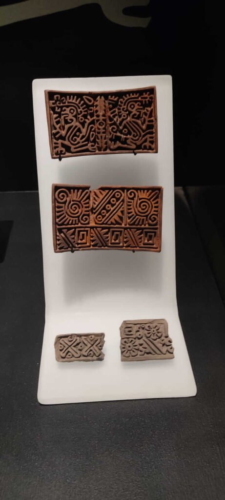 Muestra de sellos o placas de barro con diseños geométricos exhibidos en el Museo del Templo Mayor.