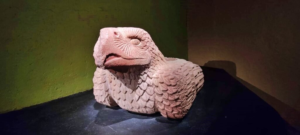 Escultura de piedra que representa una águila, en el Museo del Templo Mayor.