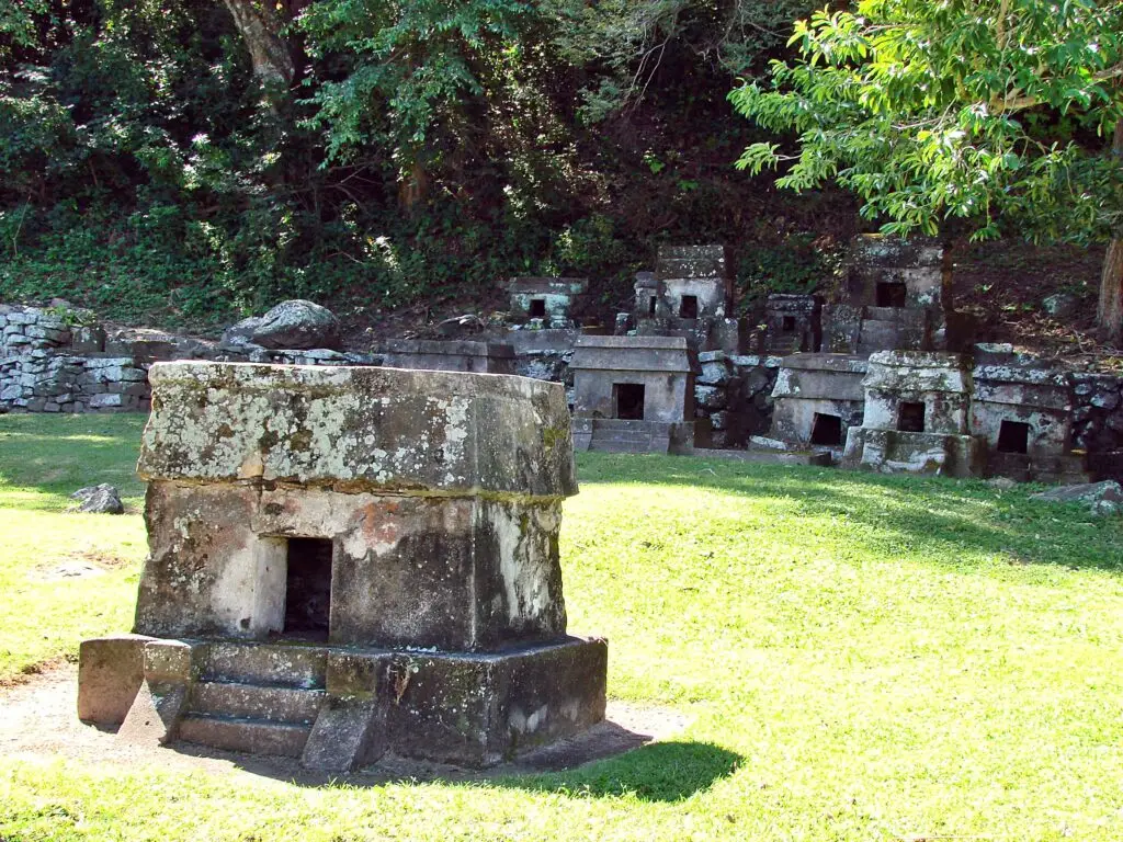 Conjunto de tumbas prehispánicas en Quiahuiztlán, estructuras de piedra en un área boscosa.