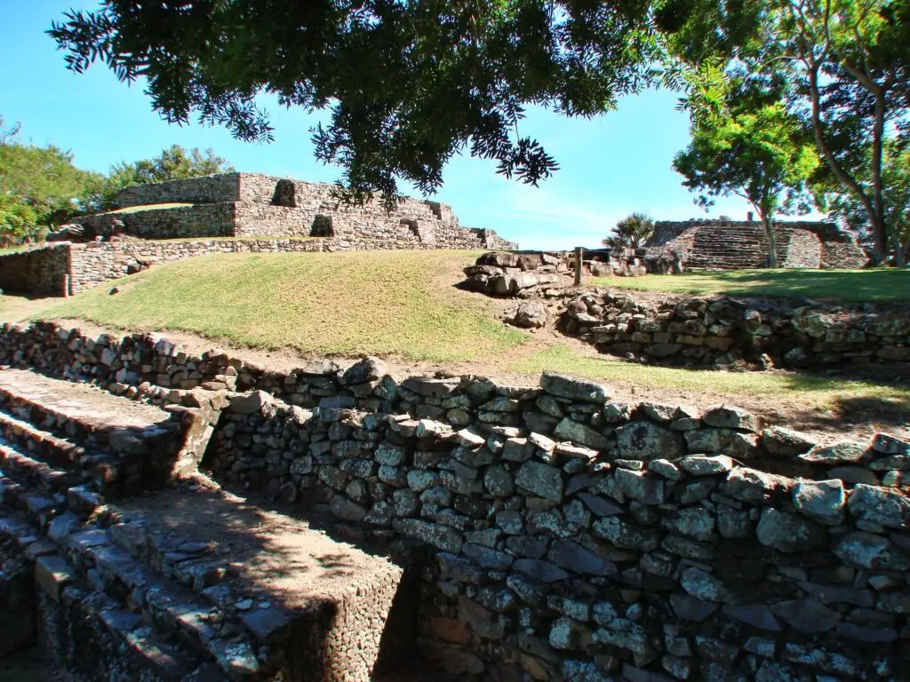 Terrazas y muros de contención de piedra en la zona arqueológica de Quiahuiztlán, Veracruz.