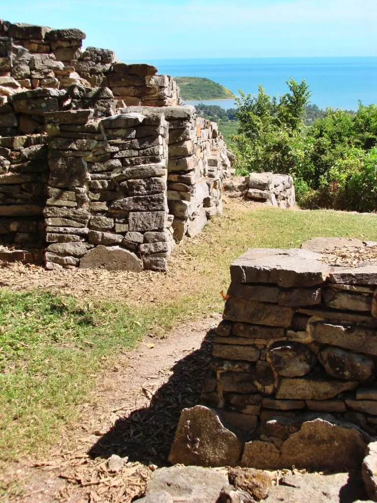 Muros y estructuras de piedra de Quiahuiztlán con vista elevada hacia el Golfo de México.