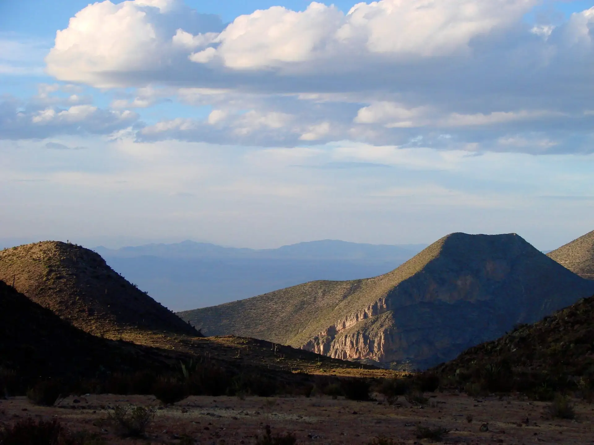 Valle y cerros encadenados vistos desde la ruta al Cerro Quemado en San Luis Potosí.
