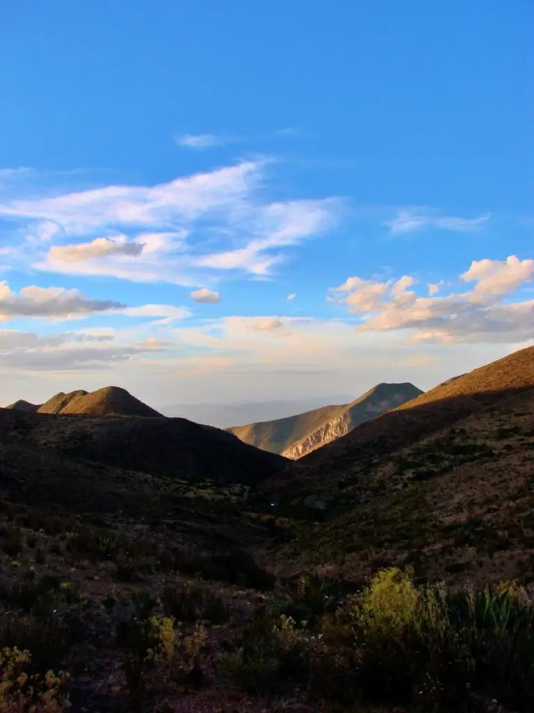Paisaje abierto del altiplano potosino al atardecer, con cerros suaves y cielo amplio cerca del Cerro Quemado.