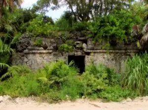 Estructura maya parcialmente cubierta por vegetación dentro de la Reserva de la Biosfera Sian Ka’an.