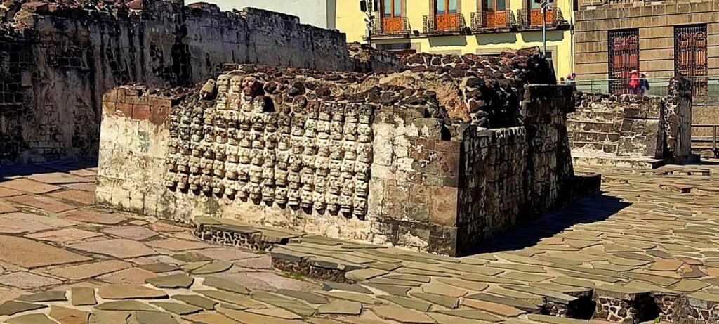 Basamento con hileras de relieves de cráneos en la zona arqueológica del Templo Mayor, CDMX.