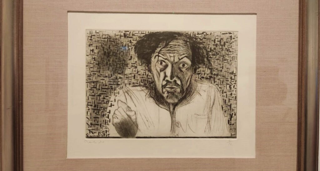 Grabado enmarcado con retrato en blanco y negro y fondo con trazos abstractos, en sala de exposición.