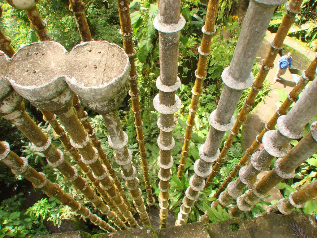 Palacio de bambú en jardín surrealista en Xilitla.