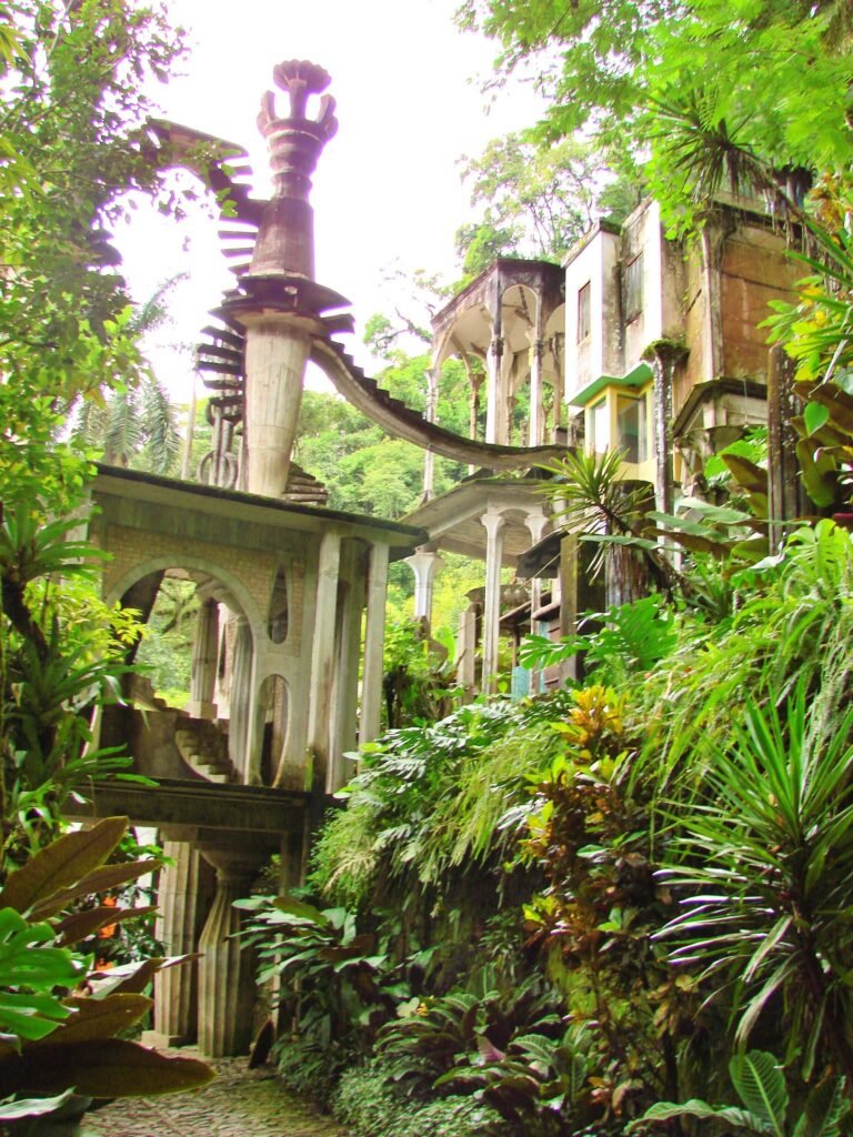 Vista general elevada del conjunto arquitectónico entre selva en Xilitla S.L.P.