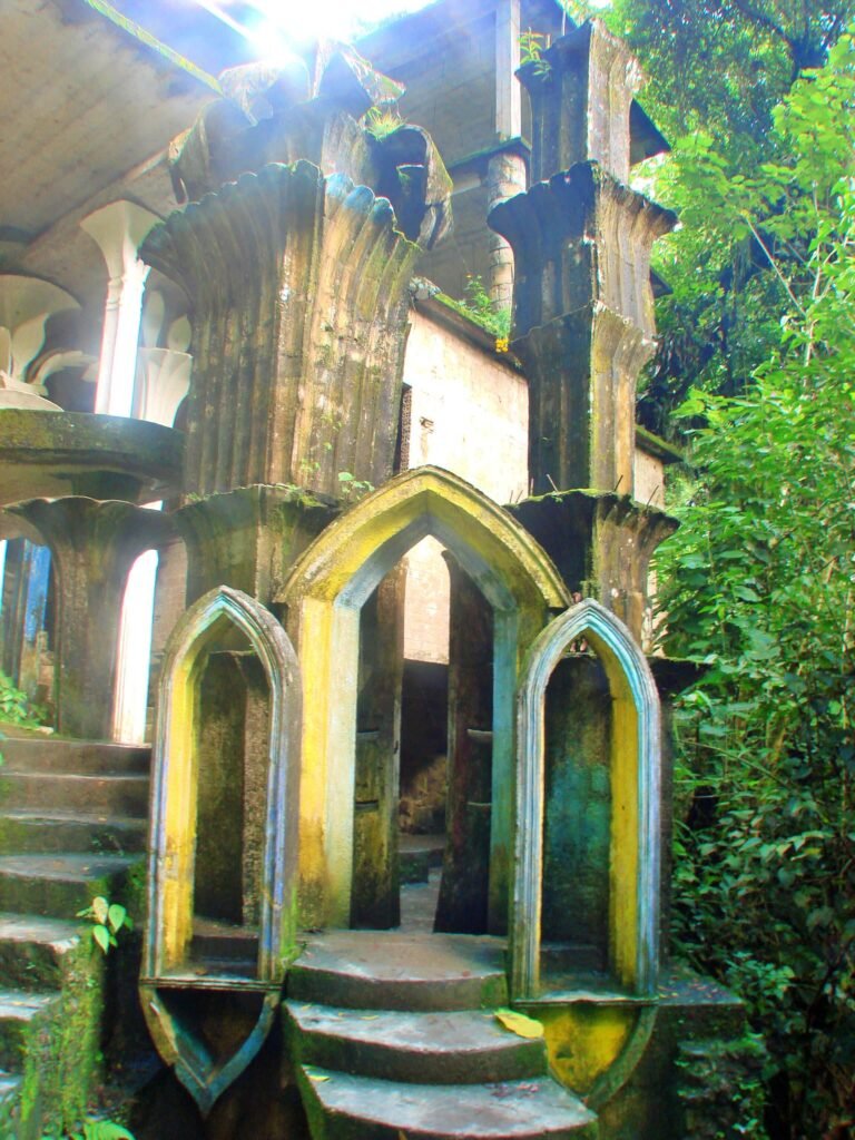 Detalle frontal de arcos pintados en tonos verde-azules en Xilitla S.L.P.