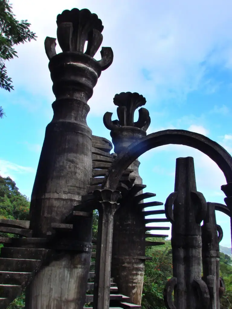 Columnas monumentales de concreto con formas orgánicas elevándose contra el cielo en el Jardín Surrealista.