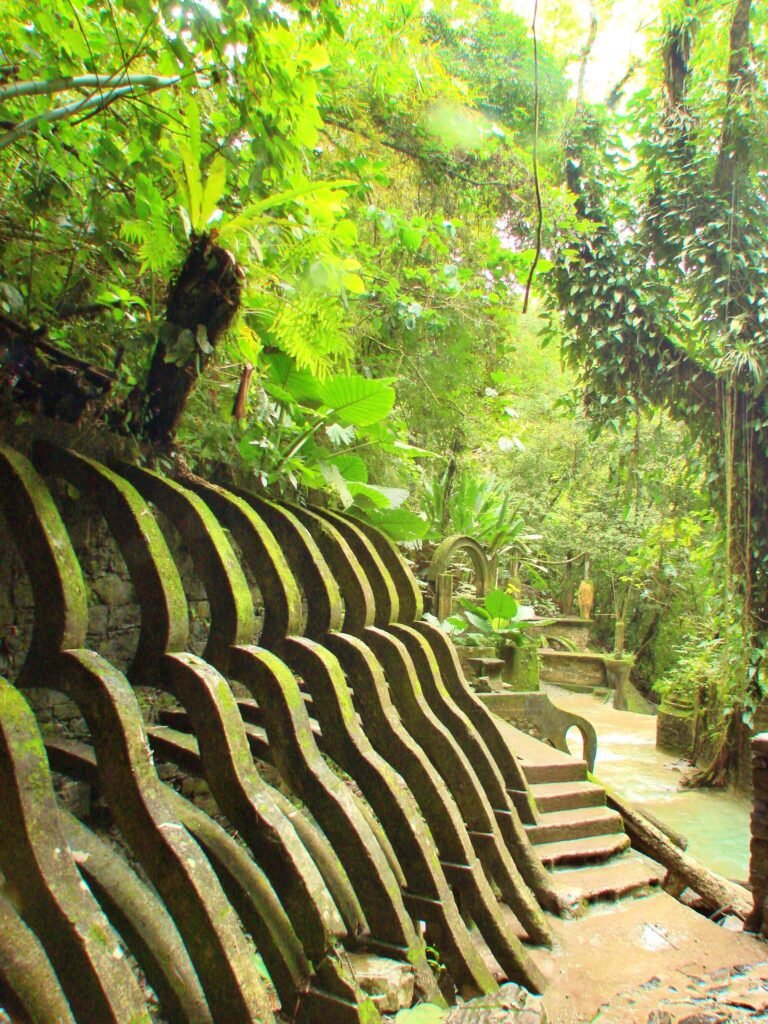 Repetición rítmica de muros curvos en Xilitla S.L.P.