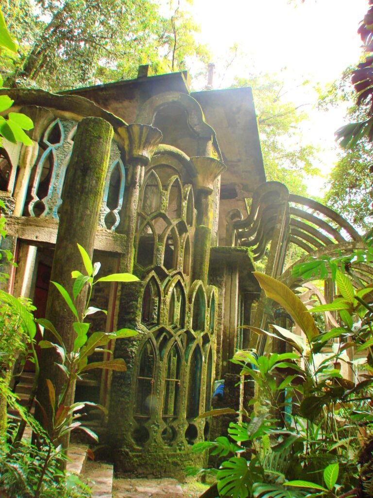 Estructura de arcos ojivales cubiertos de musgo en Xilitla S.L.P.