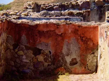 Restos de estuco rojo en muro interior de Yagul, evidencia del acabado original de los edificios.